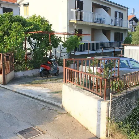 招待所 With A Parking Space